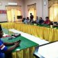 Perwakilan warga Desa Sokobanah Daya didampingi LSM Jatim Corruption Watch (JCW) saat beraudensi di aula kantor Kejaksaan Negeri Sampang.