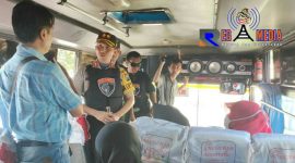 Kapolres Lumajang (AKBP Muhammad Arsal Sahban) tengah berbincang dan melakukan pendekatan terhadap penumpang bus dalam giat operasi penyekatan massa aksi people power.