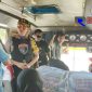 Kapolres Lumajang (AKBP Muhammad Arsal Sahban) tengah berbincang dan melakukan pendekatan terhadap penumpang bus dalam giat operasi penyekatan massa aksi people power.