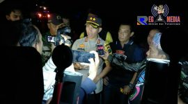 Kapolres Lumajang (AKBP Muhammad Arsal Sahban) diwawancara awak media saat berada di TKP pembegalan.