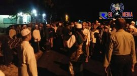 Sekelompok massa saat mengepung area sekitar kantor KPU Sampang.