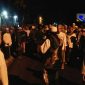 Sekelompok massa saat mengepung area sekitar kantor KPU Sampang.