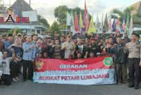 Tampak Kapolres Lumajang (AKBP Muhammad Arsal Sahban) pose bersama dengan para pengunjukrasa damai mengatasnamakan Gerakan Indonesia Bersatu.