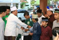 Bupati Sampang H. Slamet Junaidi saat memberikan jersey Persesa Sampang kepada anak yatim.