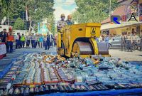 Kapolres Lumajang (AKBP M. Arsal Sahban) dan Dandim 0821 Lumajang musnahkan 1.409 botol miras ilegal dan oplosan menggunakan alat berat (tendem roller).