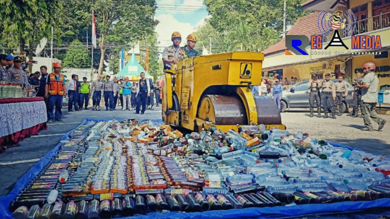 Kapolres Lumajang (AKBP M. Arsal Sahban) dan Dandim 0821 Lumajang musnahkan 1.409 botol miras ilegal dan oplosan menggunakan alat berat (tendem roller).