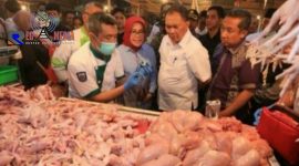 Walikota Bandung (Oded M Danial) saat pantau langsung harga daging di Pasar Ciroyom, Bandung.