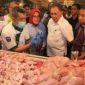 Walikota Bandung (Oded M Danial) saat pantau langsung harga daging di Pasar Ciroyom, Bandung.
