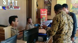 Ketua Komisi Nasional Perlindungan Pengayoman dan Penegakan Hukum Indonesia (KOMNAS P3HI) Marsuto Alfianto saat menyerahkan Dumas Mapolres Pamekasan.