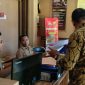 Ketua Komisi Nasional Perlindungan Pengayoman dan Penegakan Hukum Indonesia (KOMNAS P3HI) Marsuto Alfianto saat menyerahkan Dumas Mapolres Pamekasan.