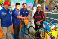 Tampak Direktur Utama PT. Rega Media Universal (Muhammad Fauzan) tengah membagikan takjil gratis kepada abang becak.