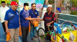 Tampak Direktur Utama PT. Rega Media Universal (Muhammad Fauzan) tengah membagikan takjil gratis kepada abang becak.