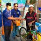 Tampak Direktur Utama PT. Rega Media Universal (Muhammad Fauzan) tengah membagikan takjil gratis kepada abang becak.