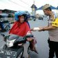 Kapolres Bone Bolango (AKBP Desmont Harjendro) tengah membagikan takjil kepada pengendara yang melintas.