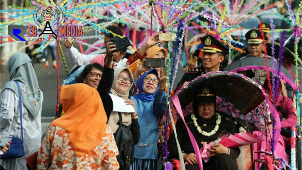 Kapolres Lumajang Kayuh Becak Keliling Alun-Alun Lepas Anggotanya Yang Purna Tugas