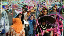 Warga antusias berselfie ria dengan Kapolres Lumajang (AKBP M. Arsal Sahban) saat mengayuh becak keliling alun-alun antarkan anggotanya yang purna tugas.