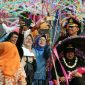 Warga antusias berselfie ria dengan Kapolres Lumajang (AKBP M. Arsal Sahban) saat mengayuh becak keliling alun-alun antarkan anggotanya yang purna tugas.