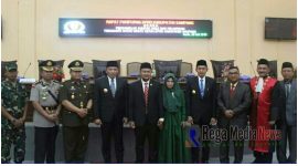 Juhari (tengah berdasi merah) sesaat setelah ditetapkan sebagai Ketua DPRD Sampang