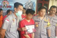 Salah satu tersangka narkoba yang terjaring operasi pekat di introgasi saat konferensi pers di Mapolres Sampang.