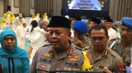 Irjen Pol Luki Hermawan saat memberikan keterangan pers di Mapolda Jatim.