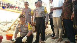 Kapolres Bangkalan saat meletakkan batu pertama pembangunan Mapolsek Burneh