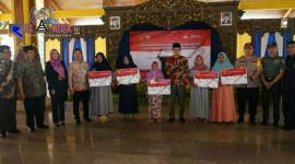 Pose bersama Bupati Bangkalan Ra Latif bersama perwakilan penerima Kartu Bantuan Pangan Non Tunai 