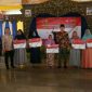 Pose bersama Bupati Bangkalan Ra Latif bersama perwakilan penerima Kartu Bantuan Pangan Non Tunai 