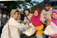 Suasana anggota Polwan dan Kepolisian membagikan sembako kepada masyarakat