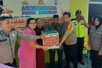 Secara simbolis keluarga besar kepolisian polres Bangkalan yang pensiun  menerima bingkisan sembako dari Kapolres Bangkalan yang diwakili Kabag Ops Polres Bangkalan, Kompol Nur Halim