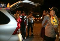 Kapolres Bangkalan AKBP Boby Pa'ludin Tambunan saat mengecek kendaraan yang melintas di Jalan akses Suramadu