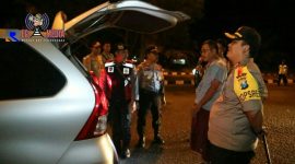 Kapolres Bangkalan AKBP Boby Pa'ludin Tambunan saat mengecek kendaraan yang melintas di Jalan akses Suramadu
