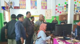Terlihat Ketua Komisi D Nurhasan bersama Kadis  Pendidikan Bangkalan Bambang Budi Mustika melihat alur PPDB di SMP 2 Bangkalan