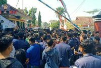 Suasana Mahasiswa UTM saat melakukan aksi di pintu masuk Polres Bangkalan