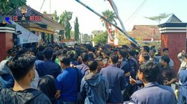 Suasana Mahasiswa UTM saat melakukan aksi di pintu masuk Polres Bangkalan