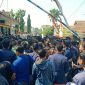 Suasana Mahasiswa UTM saat melakukan aksi di pintu masuk Polres Bangkalan