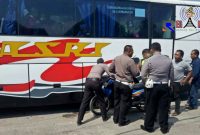 Unit Laka Polres Lumajang saat melakukan evakuasi