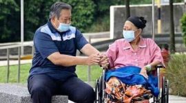 SBY selalu setia mendampingi Bu Ani disaat menjalani pengobatan