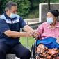 SBY selalu setia mendampingi Bu Ani disaat menjalani pengobatan