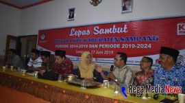 Aliyanto (Pegang Mic) saat acara lepas sambut pada Senin (17/6/19) diaula KPU Sampang
