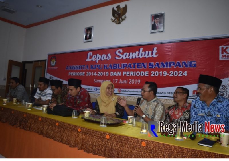 Aliyanto (Pegang Mic) saat acara lepas sambut pada Senin (17/6/19) diaula KPU Sampang