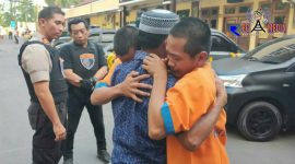 Terharu, isak tangis kedua pelaku pembuat mercon seraya memeluk Kadesnya usai dilepaskan Polres Lumajang.
