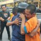 Terharu, isak tangis kedua pelaku pembuat mercon seraya memeluk Kadesnya usai dilepaskan Polres Lumajang.