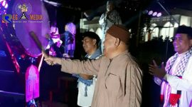 Bupati Bone Bolango (H. Hamim Pou, S.Kom, MH) di dampingi Wakil Bupati tengah memukul beduk pertanda dimulainya Festival Lagu Religi.