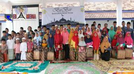 Pose bersama Ikatan Mahasiswa Banyuates (Ikamabes) Universitas Trunojoyo Madura saat gelar acara santunan anak yatim di Balai Desa Banyuates, Sampang.