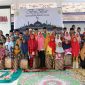 Pose bersama Ikatan Mahasiswa Banyuates (Ikamabes) Universitas Trunojoyo Madura saat gelar acara santunan anak yatim di Balai Desa Banyuates, Sampang.
