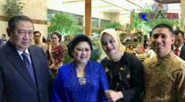 Kapolres Lumajang (AKBP M. Arsal Sahban) beserta istri pose bersama dengan Presiden RI ke 6 (Susilo Bambang Yudhoyono) beserta istri (Ani Yudhoyono) saat semasa hidupnya.
