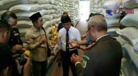 Wakil Bupati Pamekasan (Raja'e) saat mengecek langsung stok beras di gudang bulog. 