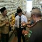 Wakil Bupati Pamekasan (Raja'e) saat mengecek langsung stok beras di gudang bulog. 