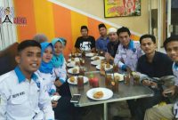 Forum Pemuda Peduli Sampang (FPPS) buka puasa bersama di salah satu rumah makan di Sampang.