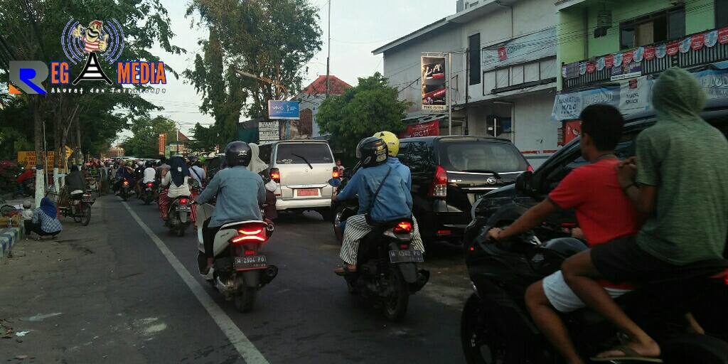 H-1 Lebaran, Arus Mudik di Sampang Padat